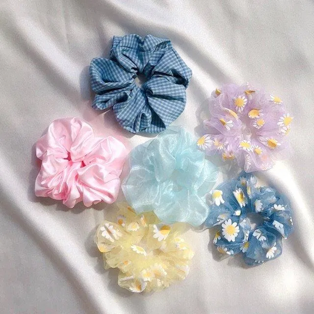 Scrunchies được may với nhiều chất liệu và họa tiết rất đa dạng cho nàng tha hồ chọn lựa