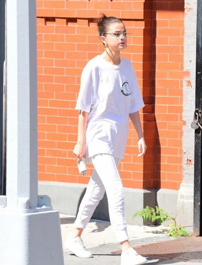 Chán sự sexy, nổi loạn. Công chúa Disney trở về với phong cách tối giản mà vẫn vô cùng nổi bật với nguyên cây trắng. (nguồn ảnh: Internet) Chán sự sexy, nổi loạn. Công chúa Disney trở về với phong cách tối giản mà vẫn vô cùng nổi bật với nguyên cây trắng. (nguồn ảnh: Internet)