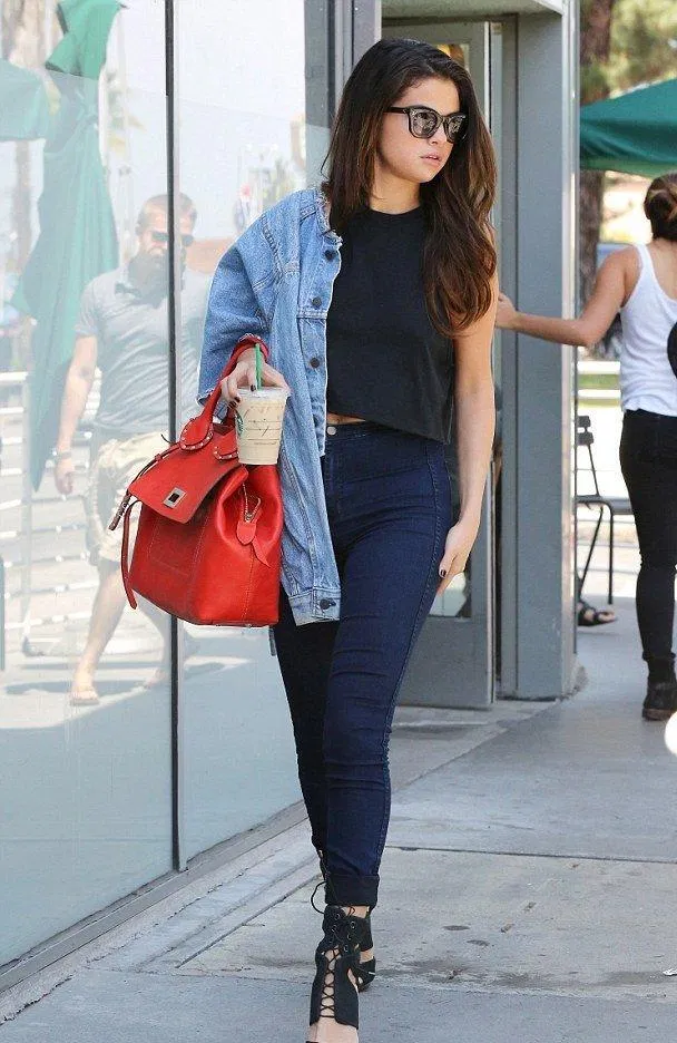 Còn lăng xê lệch một bên áo khoác như này bảo sao thần thái chả ngút ngàn nhỉ. (nguồn ảnh: Internet)