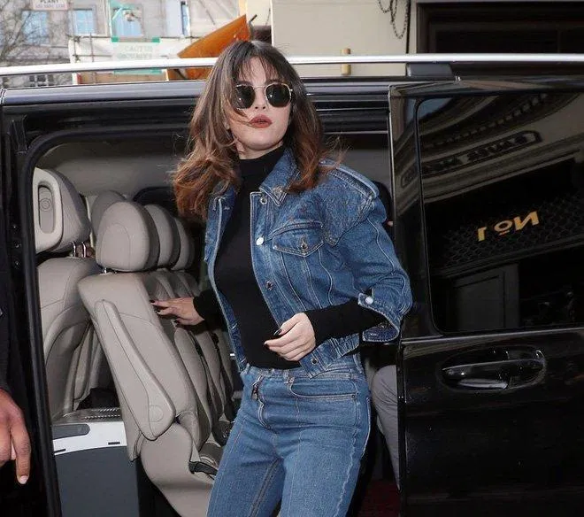 Nhan sắc kết hợp thần thái đỉnh cao của Selena làm đổ gục tim fan và lối ăn mặc chất không còn gì bàn. (nguồn ảnh: Internet)