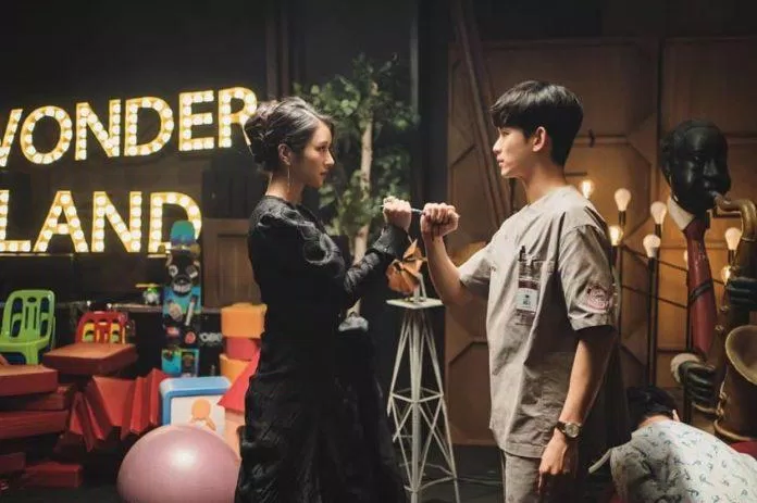 Seo Ye Ji làm Kim Soo Hyun bị thương trong tập 1 phim Điên Thì Có Sao