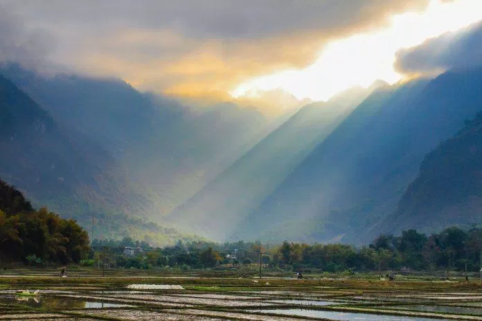 Thung lũng Chiềng Châu đẹp không góc chết trong ánh chiều tà (Nguồn: Sol Bungalows)