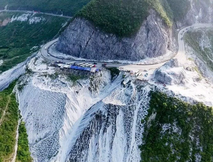 Đường lên Mai Châu nhiều dốc và đèo nên nếu chưa thực sự vững tay lái thì bạn không nên đi phượt để đảm bảo an toàn nha (Nguồn: Internet)