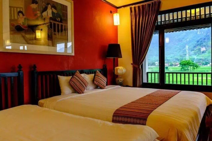 Từ những bức tranh, những chiếc gối thổ cẩm tạo nhiều dấu ấn (Nguồn: Sol Bungalows)