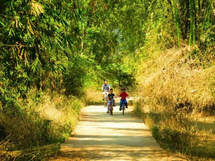Đạp xe rong ruổi tại các con đường yên bình trong bản (Nguồn: Sol Bungalows)