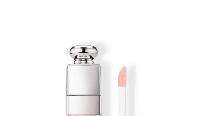 Dior Addict Lip Maximizer Màu 001 - Pink lên môi trong suốt không làm biến đổi các màu son đi cùng, tạo hiệu ứng môi căng mọng (Nguồn: Internet)