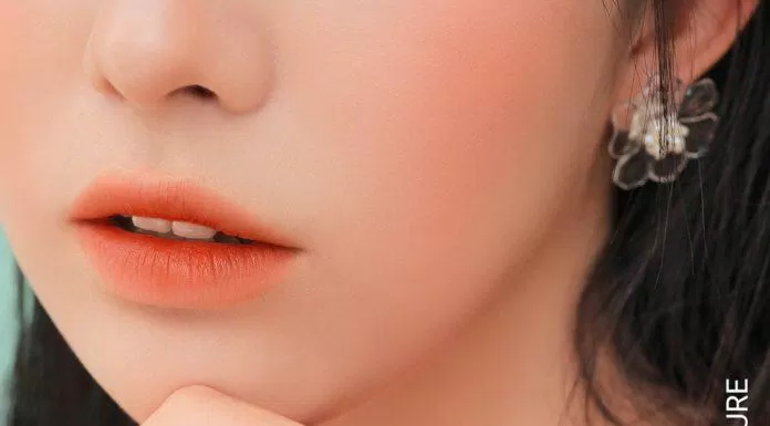 3CE Soft Matte Lipstick Clear Layer Edition có chất son mịn như nhung nhưng lại làm lộ vân môi nhiều. (nguồn: Internet)