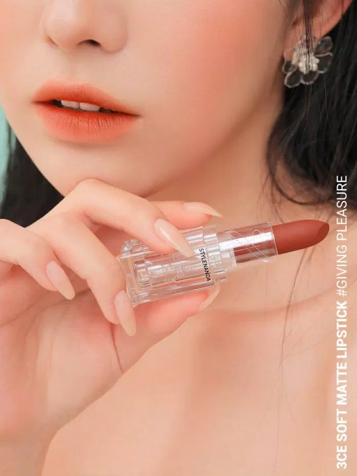 3CE Soft Matte Lipstick Clear Layer Edition có chất son mịn như nhung nhưng lại làm lộ vân môi nhiều. (nguồn: Internet)