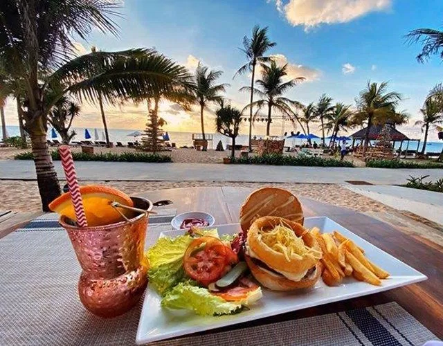 Thức uống và đồ ăn tại đây khá đa dạng (Nguồn: Facebook: Shri Beach Club)