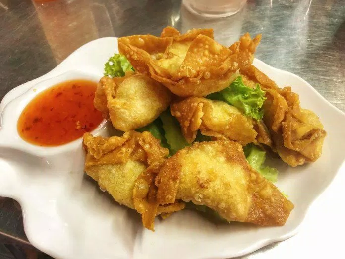 Sủi cảo có hai dạng là sủi cảo khô và sủi cảo nước. Ngoài ra còn có mì, hủ tiếu (Nguồn: Internet)