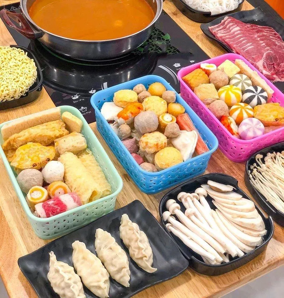 Quán có rất nhiều topping ăn kèm với lẩu (Nguồn: Facebook Thái Sumo)