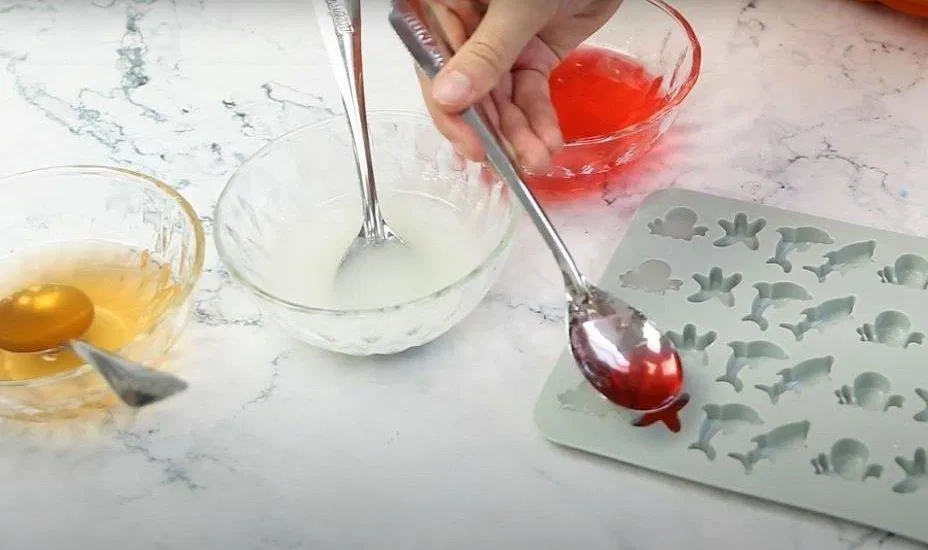 Tạo hình sinh vật biển bằng thạch rau câu (Nguồn: Internet)