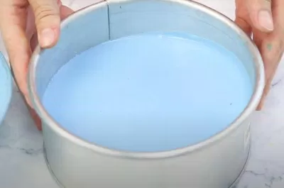 Đổ phần kem tạo màu vào khuôn (Nguồn: Internet)