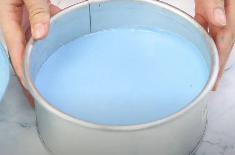 Đổ phần kem tạo màu vào khuôn (Nguồn: Internet)