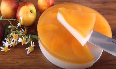 Cắt một miếng thạch trà đào ra và thưởng thức hương vị ngọt mát thôi nào (Nguồn: Món Ăn Ngon)