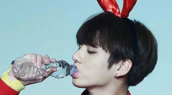 Không khó để bắt gặp hình ảnh Jungkook uống nước như thế này (Ảnh: Twitter)