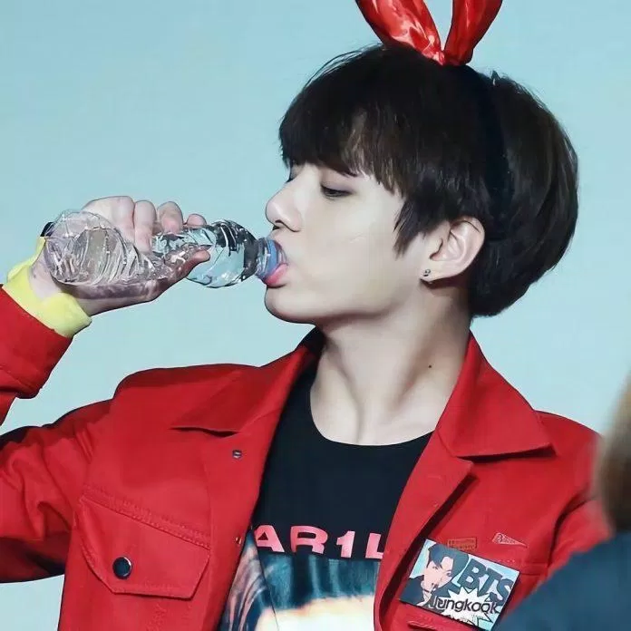 Không khó để bắt gặp hình ảnh Jungkook uống nước như thế này (Ảnh: Twitter)