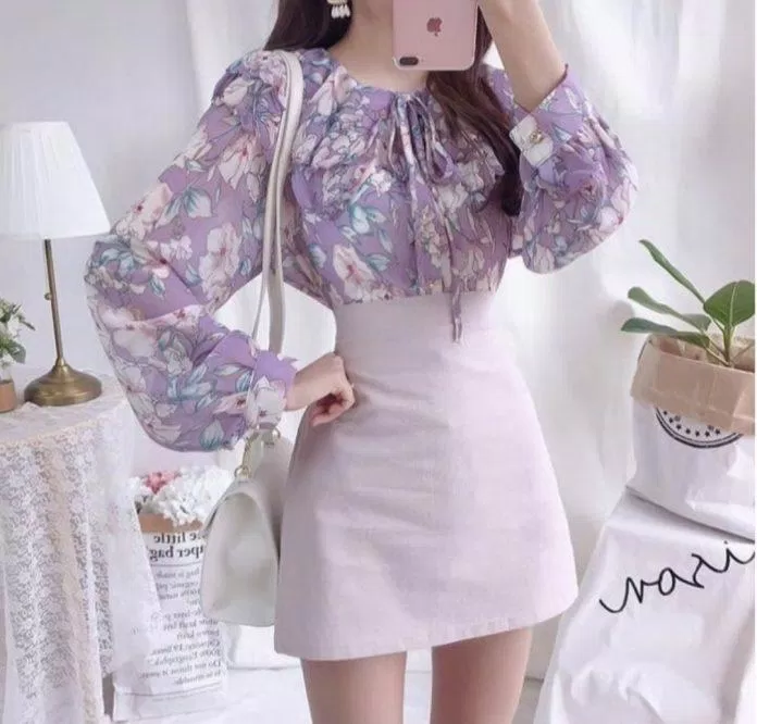 Áo blouse tay bồng màu tím lilac với chân váy cạp cao. (Ảnh: Internet)