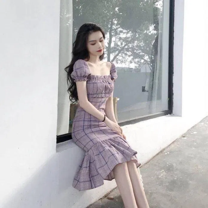 Hay một chiếc váy liền thân tay bồng màu tím lilac tôn lên nước da trắng của nàng. (Ảnh: Internet)