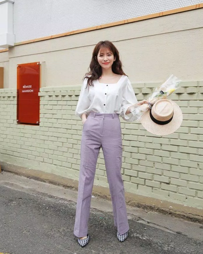 Phong cách công sở mà vẫn cá tính với áo blouse tay bồng và quần màu tím lilac. (Ảnh: Internet)