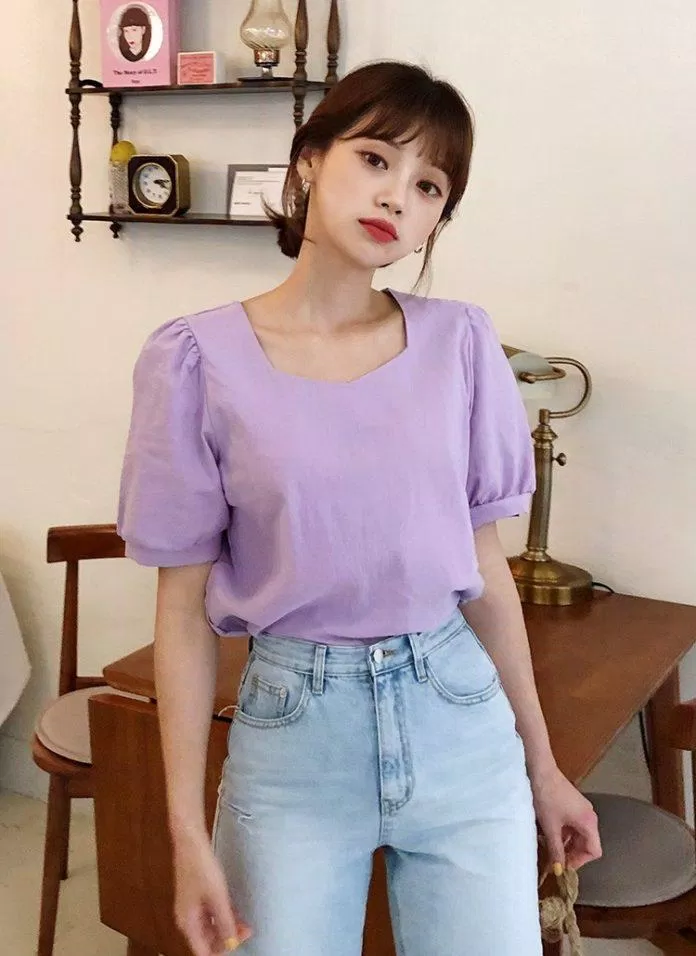 Hay áo blouse tay bồng kết hợp quần jean không sợ sến mà rất trẻ trung. (Ảnh: Internet)