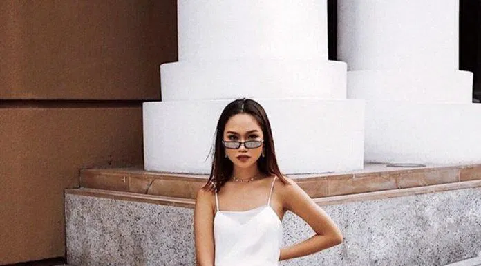 Chỉ với hai item đơn giản cùng một tông màu trắng mà vẫn tạo nên sự nổi bật và hài hòa giữa đám đông đó. (nguồn ảnh: Internet) Chỉ với hai item đơn giản cùng một tông màu trắng mà vẫn tạo nên sự nổi bật và hài hòa giữa đám đông đó. (nguồn ảnh: Internet)