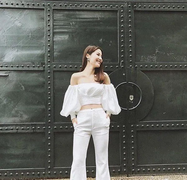 Học lỏm sao Việt phối croptop trễ vai dài tay với quần ống loe cực hiện đại. (nguồn ảnh: Internet)