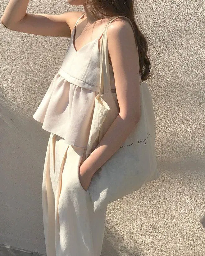 Áo hai dây dáng babydoll phối cùng với quần ống rộng hết sức ăn ý đó. (nguồn ảnh: Internet) Áo hai dây dáng babydoll phối cùng với quần ống rộng hết sức ăn ý đó. (nguồn ảnh: Internet)