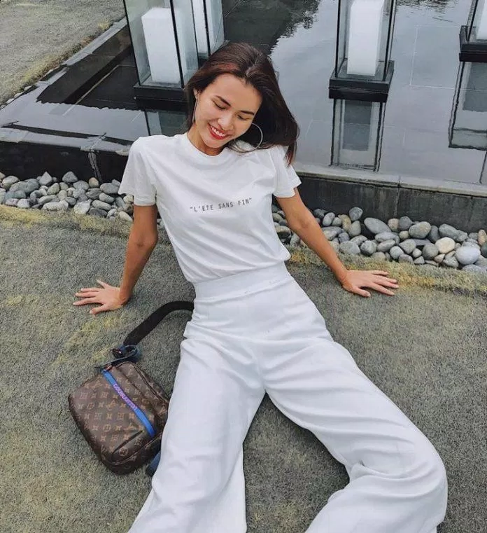 Sao Việt "đóng thùng" ngay áo thun trắng in chữ và quần vải ống rộng đơn giản mát mẻ. (nguồn ảnh: Internet)