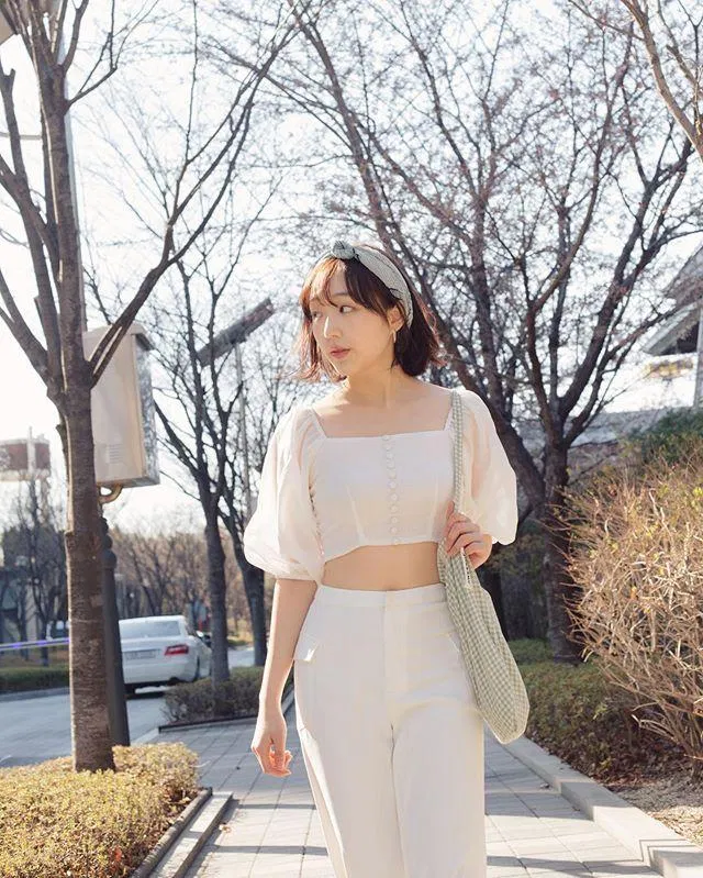 Áo tay bồng cổ vuông croptop cũng là gợi ý không tồi cho các nàng khi được mix với quần ống rộng đâu nha. (nguồn ảnh: Internet) Áo tay bồng cổ vuông croptop cũng là gợi ý không tồi cho các nàng khi được mix với quần ống rộng đâu nha. (nguồn ảnh: Internet)