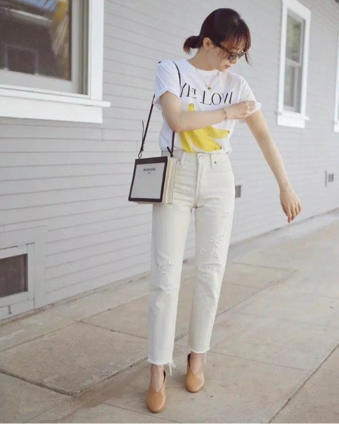 Một chiếc quần jean trắng ống đứng mài rách có thể làm tăng sự cá tính và bụi bặm hơn cho outfit trắng của bạn. (nguồn ảnh: Internet)
