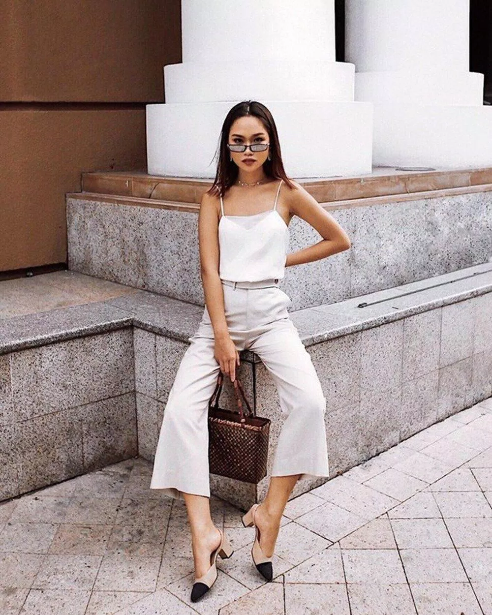 Chỉ với hai item đơn giản cùng một tông màu trắng mà vẫn tạo nên sự nổi bật và hài hòa giữa đám đông đó. (nguồn ảnh: Internet) Chỉ với hai item đơn giản cùng một tông màu trắng mà vẫn tạo nên sự nổi bật và hài hòa giữa đám đông đó. (nguồn ảnh: Internet)