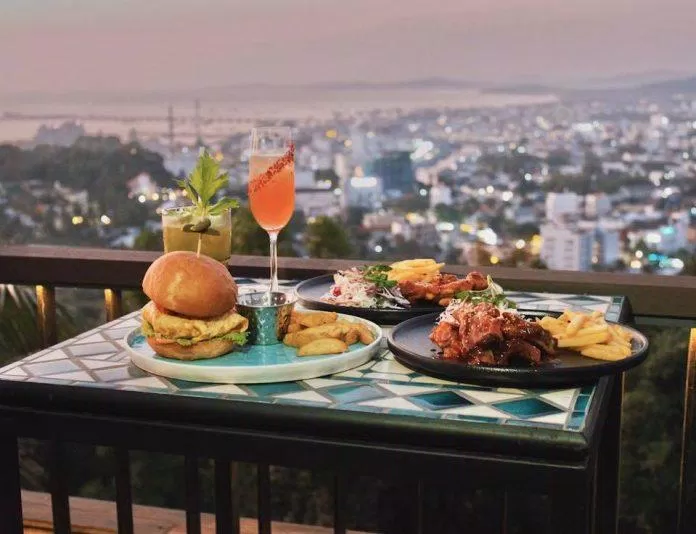 Menu ở đây khá phong phú từ đồ ăn đến thức uống (Nguồn: Facebook Chuồn Chuồn Bistro & Skybar)