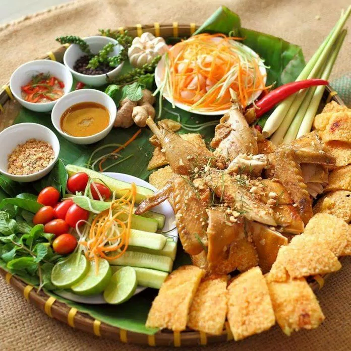 Khi thưởng thức bạn sẽ cảm nhận được vị ngọt của gà và vị giòn của xôi (Nguồn: Internet)