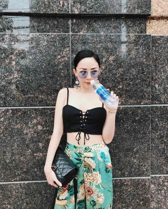 Tóc Tiên diện mẫu Croptop dây đan chéo đang hot hiện nay