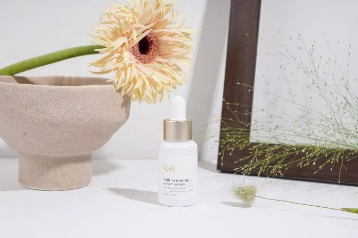 Gilaa Saffron Tone Up Repair Serum thiết kế tinh tế với tông màu trắng làm chủ đạo. (Nguồn: Internet)