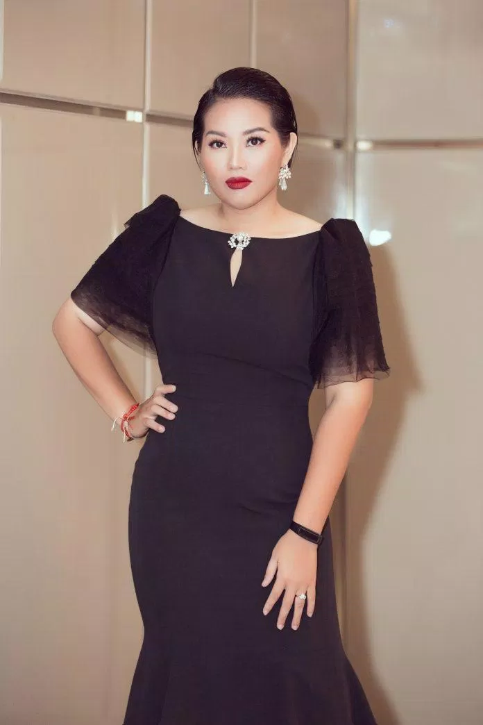 Phương Anh Idol diện chiếc đầm đen cùng mái tóc ngắn (Nguồn: Internet)