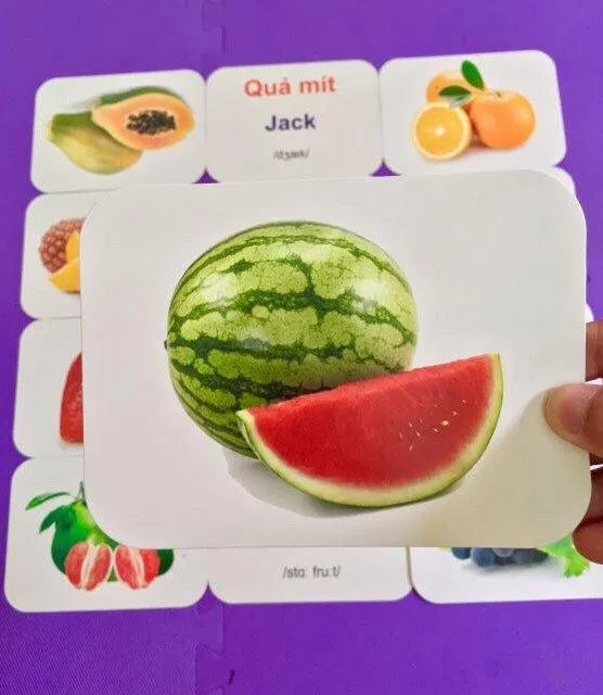 Lựa chọn 1 thẻ học bất kỳ, yêu cầu HS đọc tên tiếng Anh của hình ảnh đó. (Ảnh: Internet)