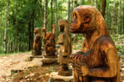 Du khách đã đến thác Pa Sỹ thì hãy ghé thăm cả khu vườn tượng độc đáo này nhé! (Nguồn: Internet)