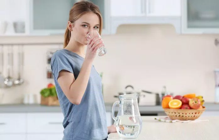 Uống 1 cốc nước đầy trước khi ngủ sẽ giúp bạn giảm cân thần tốc (Nguồn:Internet)