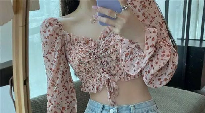 Croptop voan hoa trễ vai điệu đà này thường được phối hợp với quần hoặc váy jean