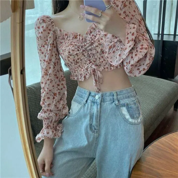Croptop voan hoa trễ vai điệu đà này thường được phối hợp với quần hoặc váy jean