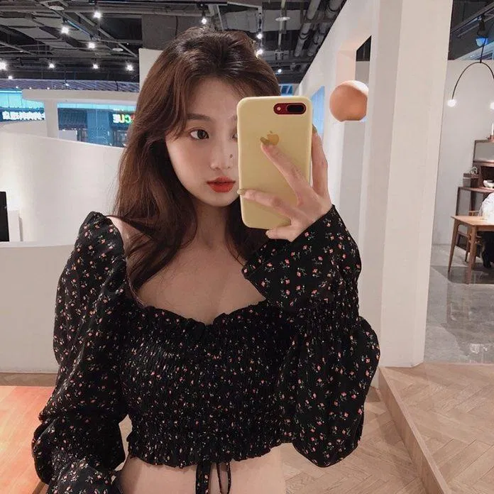 Cứ mùa thu vùa hè đến, các chị em thường "siêu lòng" trước những chiếc Croptop voan hoa trễ vai đầy cảm giác thanh xuân như vậy