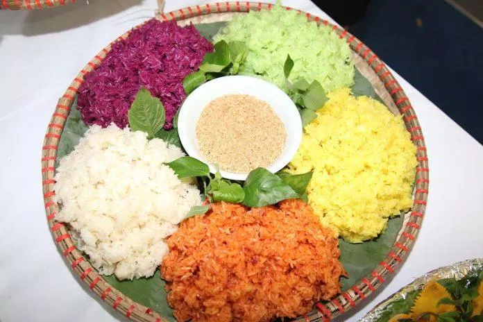 Món xôi ngũ sắc ẩm thực truyền thống của người dao, màu sắc của món xôi được lấy từ nguyên liệu tự nhiên trong rừng (Ảnh: Internet).