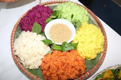 Món xôi ngũ sắc ẩm thực truyền thống của người dao, màu sắc của món xôi được lấy từ nguyên liệu tự nhiên trong rừng (Ảnh: Internet).