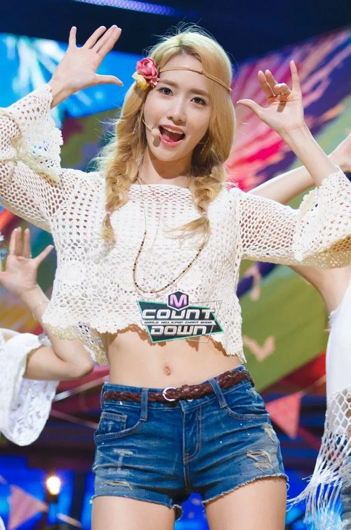 Croptop freesize tay dài mix với quần jean như Yoona giúp các bạn nữ trông dễ thương hơn