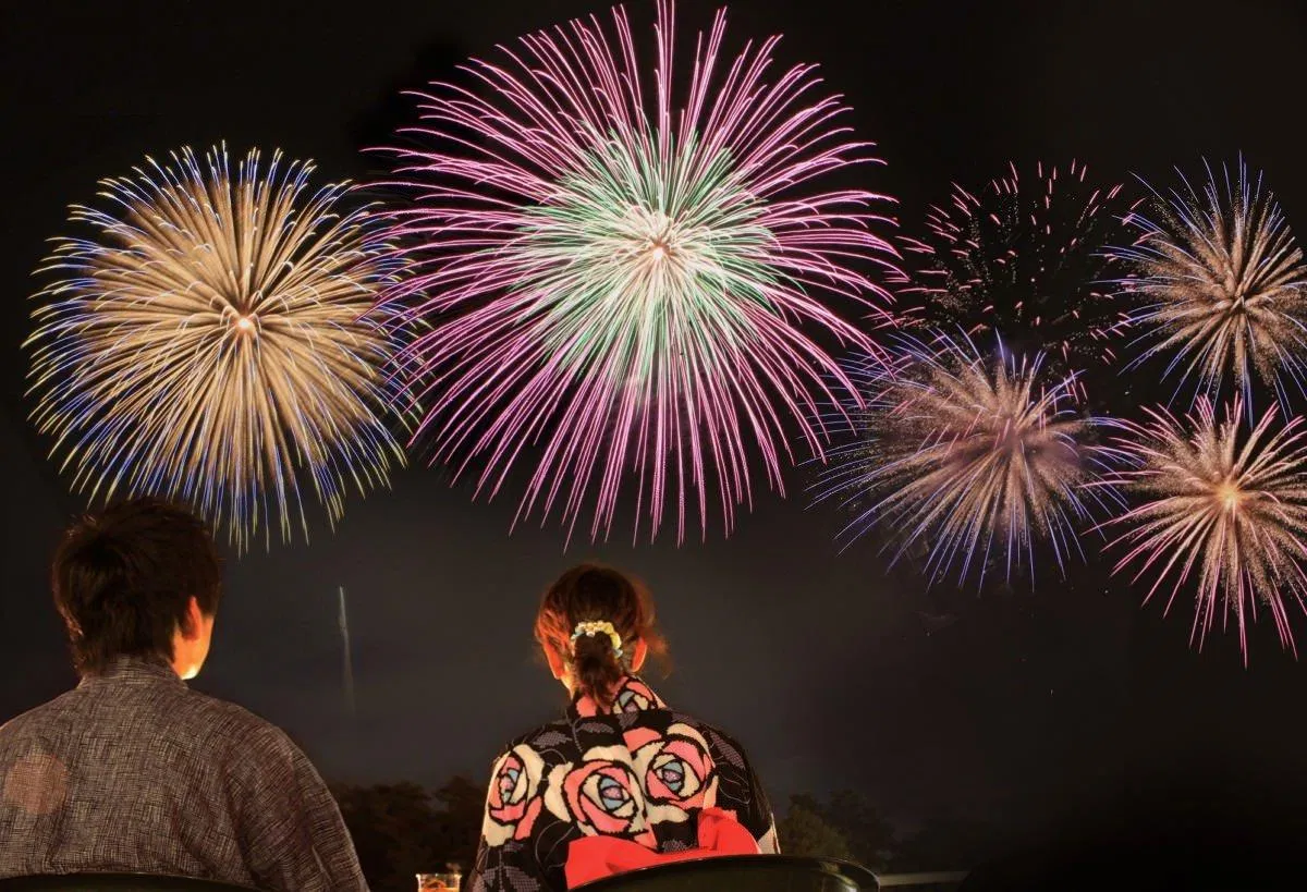 Cùng mặc Yukata và nắm tay người mình yêu thương dạo chơi đêm hè là ước mộng lãng mạn của nhiều thiếu nữ Nhật