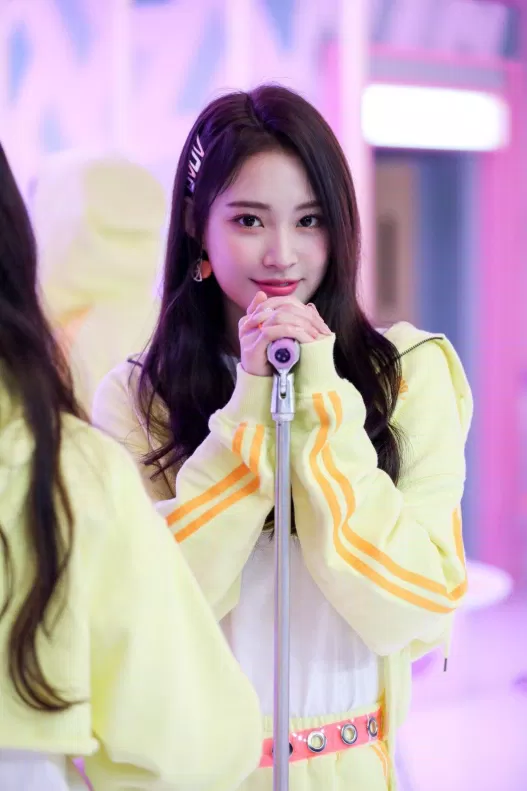 Zoa được kỳ vọng là visual tiếp bước Naeun (A Pink) với ngoại hình nổi trội. Đặc biệt là khi nhan sắc của nữ idol được đánh giá là sự pha trộn giữa nhiều visual có tiếng như IZ*ONE Minjoo, IZ*ONE Hyewon, Momoland Yeonwoo, CLC Yeeun (Nguồn: Twitter). Zoa được kỳ vọng là visual tiếp bước Naeun (A Pink) với ngoại hình nổi trội. Đặc biệt là khi nhan sắc của nữ idol được đánh giá là sự pha trộn giữa nhiều visual có tiếng như IZ*ONE Minjoo, IZ*ONE Hyewon, Momoland Yeonwoo, CLC Yeeun (Nguồn: Twitter).