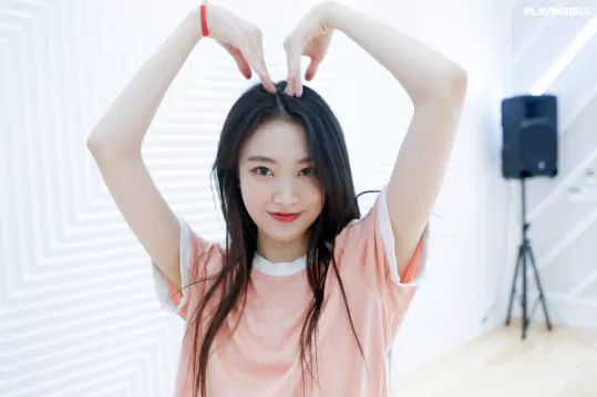 Khi không có sự hỗ trợ của son phấn, Zoa vẫn ghi điểm với những đường nét xinh xắn đúng với lứa tuổi 15 (Nguồn: Twitter).