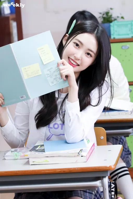 Zoa khoe nụ cười tỏa nắng trong bộ đồng phục học sinh (Nguồn: Twitter).